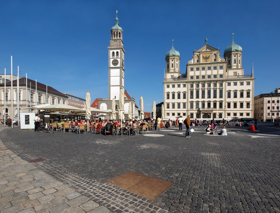 Augsburger Rathausplatz mit Blick auf Augsburger Rathaus und Perlachturm an St. Peter.