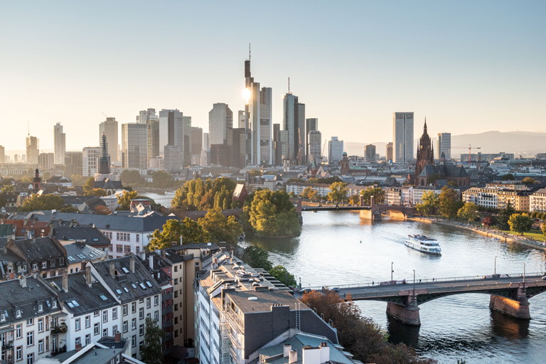 Blick über den Main auf die Frankfurter Skyline und den Finanzplatz