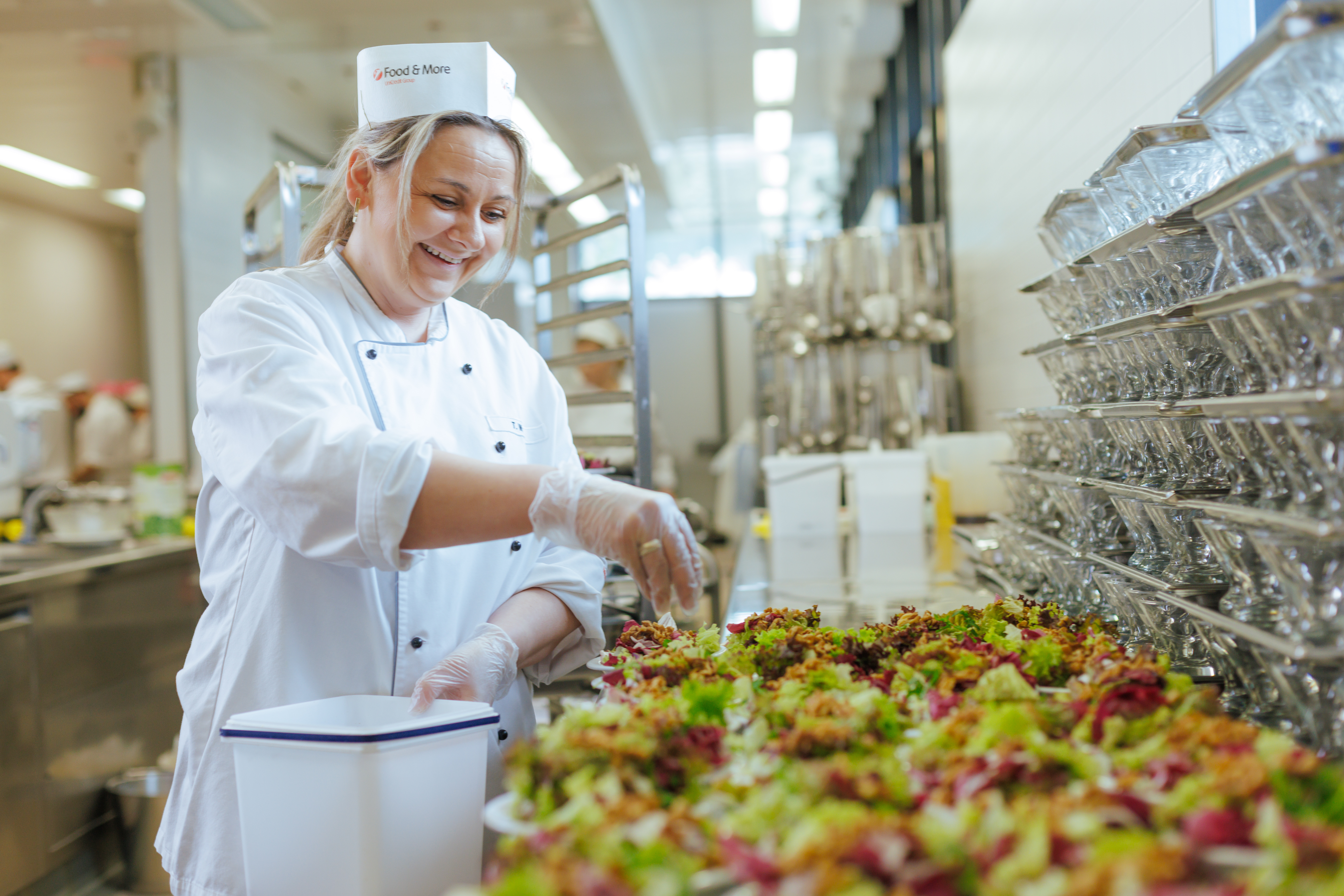 Köchin bei der Salatproduktion, Food & More Catering München