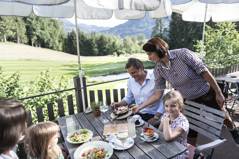 Oberkellner (m/w/d) mit Gastgeberherz für unsere Waldhof Alm