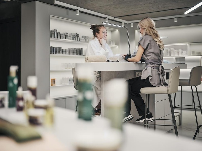 Kosmetiker oder Kosmetiker/Friseur (m/w/d)