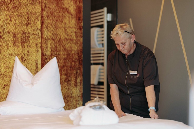 Zimmermädchen / Roomboy  (m/w/d)