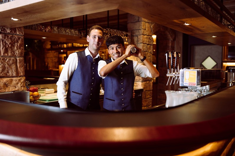 Barmitarbeiter / Barkeeper Quereinsteiger (m/w/d) – Hotel Jobs ohne Erfahrung!