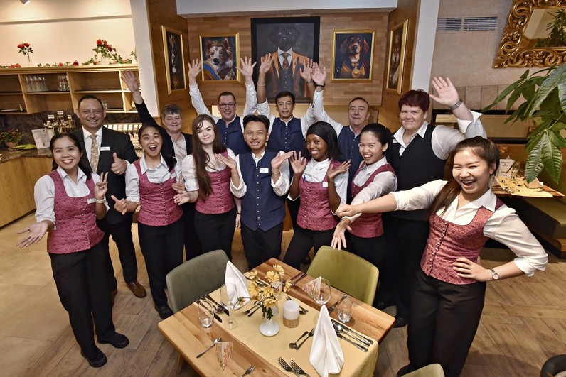 Servicekraft / Kellner / Restaurantmitarbeiter (m/w/d)