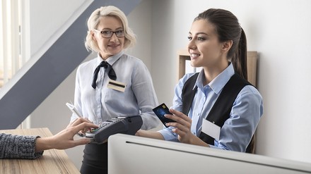 Rezeptionistin mit Ausbilderin Rezeptionistin mit Ausbilderin
