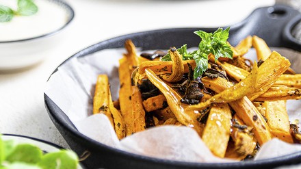 Süßkartoffeln können gut auf den Grill oder in den Backofen ‒ hinterher vertragen sie zitrusbasierte Dressings. Süßkartoffeln können gut auf den Grill oder in den Backofen ‒ hinterher vertragen sie zitrusbasierte Dressings.