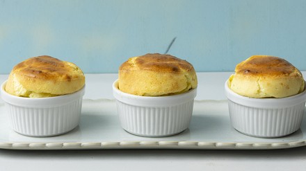 Klein, aber fein: Parmesan-Soufflés von Kochbuchautorin Susann Kreihe. Klein, aber fein: Parmesan-Soufflés von Kochbuchautorin Susann Kreihe.