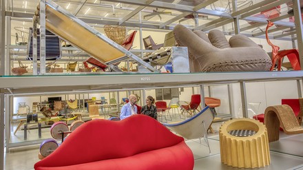 Kunstliebhaber im Vitra Schaudepot Art lovers Kunstliebhaber im Vitra Schaudepot Art lovers