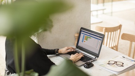 Im Dormio Resort Eifeler Tor hilft das digitale Tool Dyflexis Hoteldirektor Serge van der Heijden, bessere Pläne zu erstellen – es schaffe viel mehr Klarheit und Struktur, sodass Mitarbeitende Eigeninitiative ergreifen und sich für einen offenen Dienst an bieten. Im Dormio Resort Eifeler Tor hilft das digitale Tool Dyflexis Hoteldirektor Serge van der Heijden, bessere Pläne zu erstellen – es schaffe viel mehr Klarheit und Struktur, sodass Mitarbeitende Eigeninitiative ergreifen und sich für einen offenen Dienst an bieten.