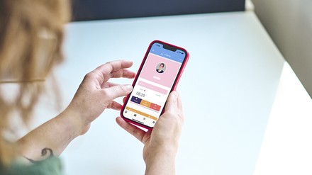 Person am Smartphone Person am Smartphone