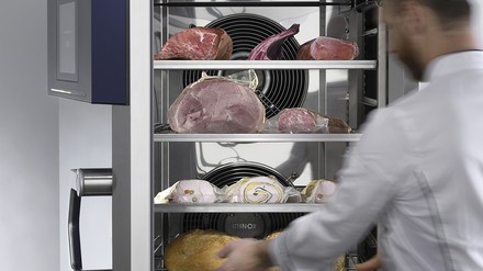 Koch steht vor Schnellkühlern und Schockfrostern Koch steht vor Schnellkühlern und Schockfrostern
