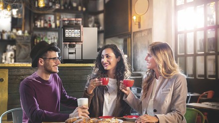 Trio beim Kaffee trinken Trio beim Kaffee trinken