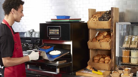 Merrychef von Welbilt Im Merrychef von Welbilt werden Speisen in kurzer Zeit fertig gegart – ideal für das Snackgeschäft.