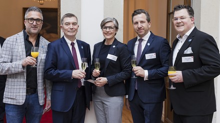 HDV beim Parlamentarischen Abend Die HDV beim Parlamentarischen Abend im Bundestag: Daniel Hain, Mercure Hotel Hamburg City, Prof. Dr. Jörg Soller, Catrin Neuffer, Dominik Ritz, Schlosshotel Kronberg, Philipp Lennartz, Hotel Landhaus Wachtelhof (v. l.).