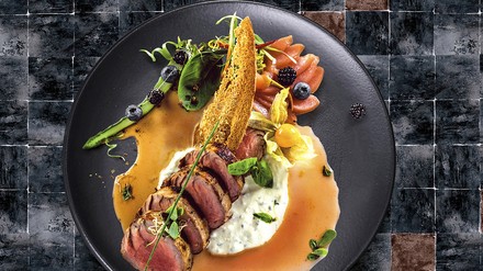 Premium Fonds Schön gebratenes Fleisch auf einem Teller mit Premium Fonds