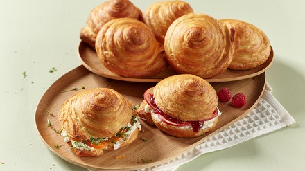 Aryzta Feines Backwerk einfach mal anders gewickelt: Die Croissant-Schnecke von Aryzta macht in ihrer neuen Form so richtig was fürs Auge her.
