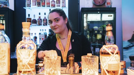 Cocktails Frau am Cocktailstand
