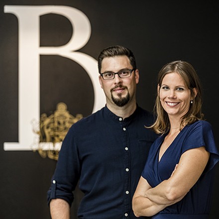 Mark Barth, Lagensekt-Pionier aus Eltville, mit Frau Christine Mark Barth, Lagensekt-Pionier aus Eltville, mit Frau Christine