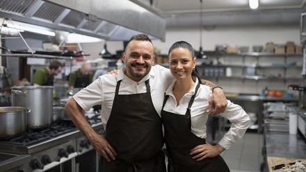 Küchenpersonal  Küchenpersonal umarmt sich