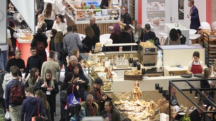 Internorga Besucher auf der Internorga an Essensständen