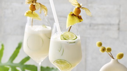 Pina Colada Es wird exotisch: J. J. Darboven richtet das weiße Cocaya-Schokoladenpulver in der Pina Colada an.