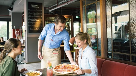 Ausbildung  Ebenso vielfältig wie die Systemgastronomie sind auch die Ausbildungsmöglichkeiten in der Branche der Chancen. Man kann eine Ausbildung in den verschiedensten Systemen absolvieren