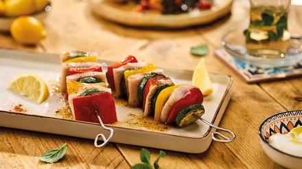 Rezepttipp Matjes-Spieße mit rauchigem Gemüse und würziger Harissa