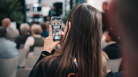 Smartphone Messebesucher fotografiert mit dem Smartphone