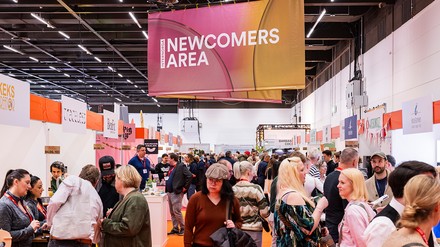 Newcomers Area Personen sehen sich in der Newcomers Area um