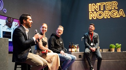 Personen Gruppe von Personen sitzen im Halbkreis und reden