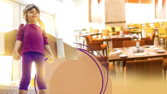 Kind mit Pappflügeln