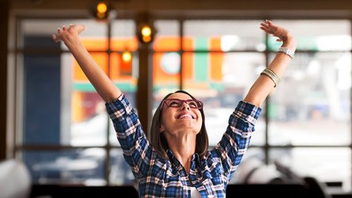 Frau mit hochgestreckten Armen