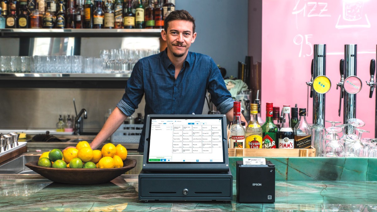 Foto: Orderbird
Mann hinter einer Kasse