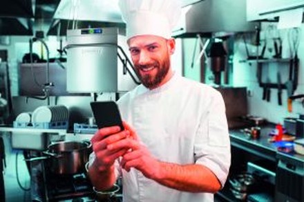 Koch mit Handy