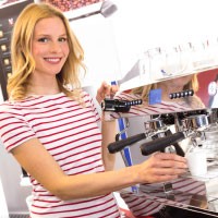 Frau vor Kaffeemaschine