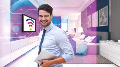 Mann in modernem Hotelzimmer