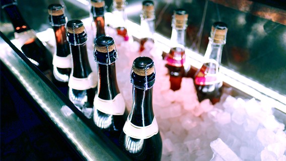 Sektflaschen im Kühler