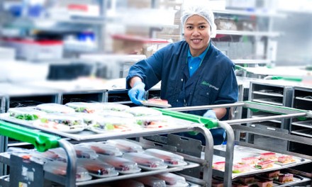 Eine Küchenhilfe in der Großküche