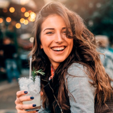 Frau mit Glas Frau mit Glas