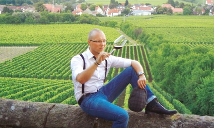 Sommelier der einen Wein im Glas begutachtet Sommelier der einen Wein im Glas begutachtet
