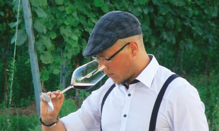 Sommelier der in ein Weinglas riecht Sommelier der in ein Weinglas riecht