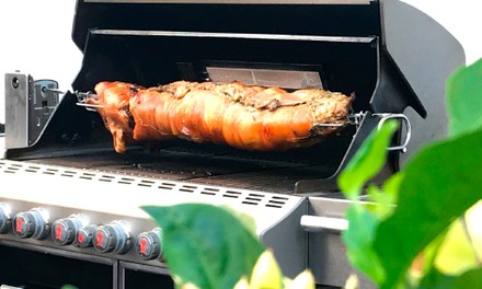 Fleisch am Drehspiess auf dem Grill Fleisch am Drehspiess auf dem Grill