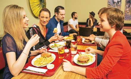 Paare sitzen bei Jim Block beim Burger essen Paare sitzen bei Jim Block beim Burger essen