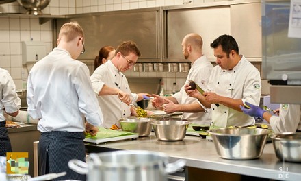 Gruppe von Köchen am Herd Gruppe von Köchen am Herd