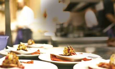 Schön angerichtetes Essen auf Tellern Schön angerichtetes Essen auf Tellern