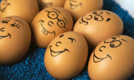 Bemalte Eier mit lachenden Gesichtern Bemalte Eier mit lachenden Gesichtern