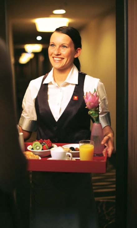 Azubi von Leonardo Hotels beim Etagenservice Azubi von Leonardo Hotels beim Etagenservice