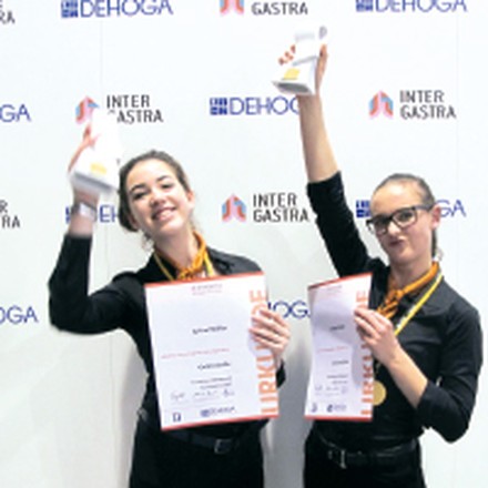 Damen mit Pokal Intergastra Damen mit Pokal Intergastra