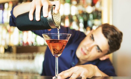 Barkeeper der gerade ein Glas befüllt Barkeeper der gerade ein Glas befüllt