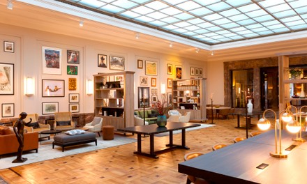 Frontansicht der Hotelhalle Frontansicht der Hotelhalle